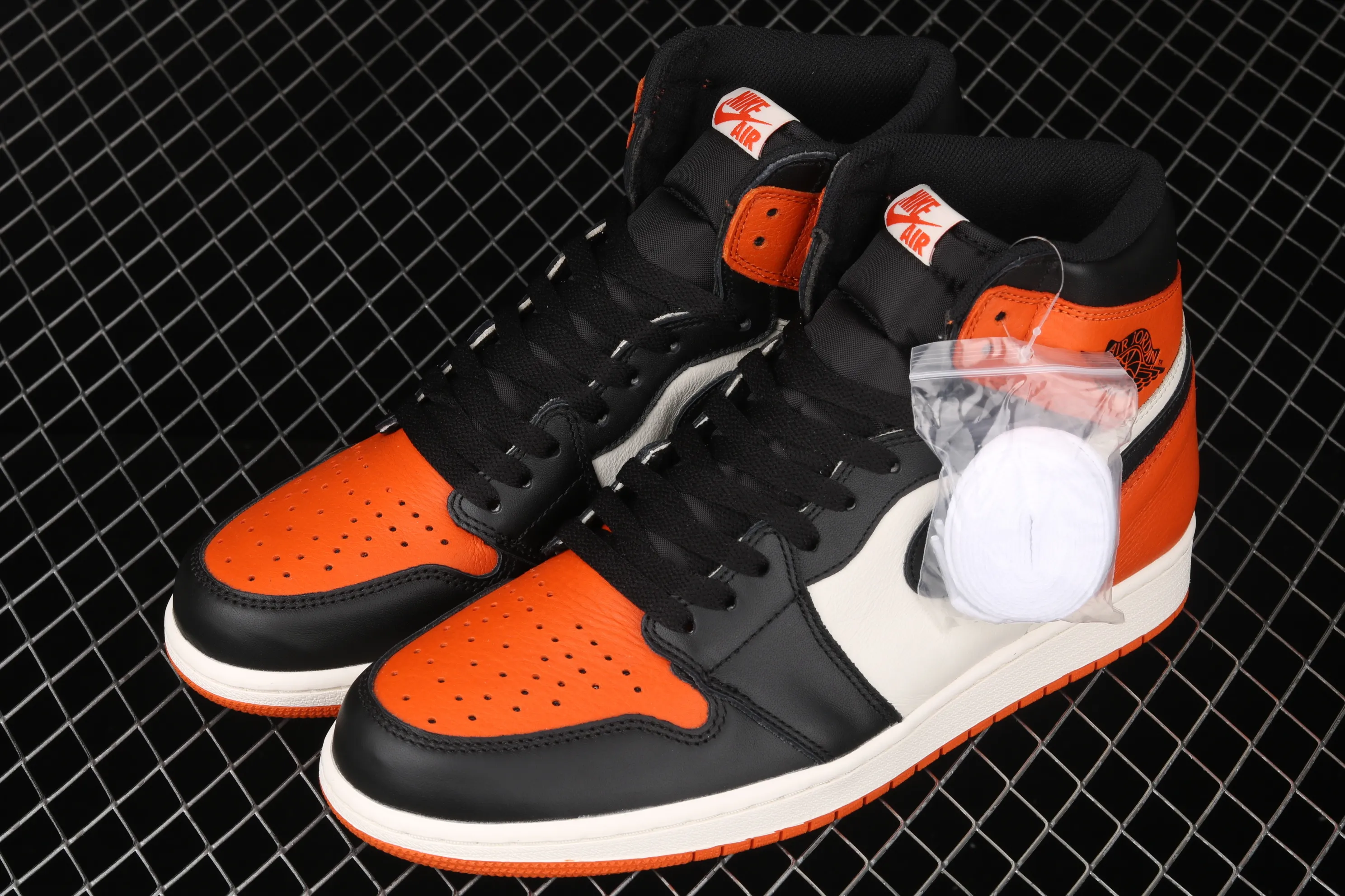 All categories Air Jordan Jordan series basketball shoes Air Jordan 1 High pure original version Air Jordan 1 Retro High OG AJ1 Joe 1 black orange white smashed backboard 555088-005